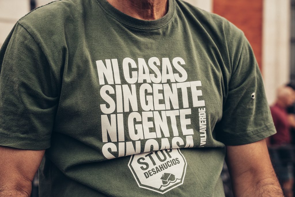 Manifestantes durante la protesta por la vivienda en Sol