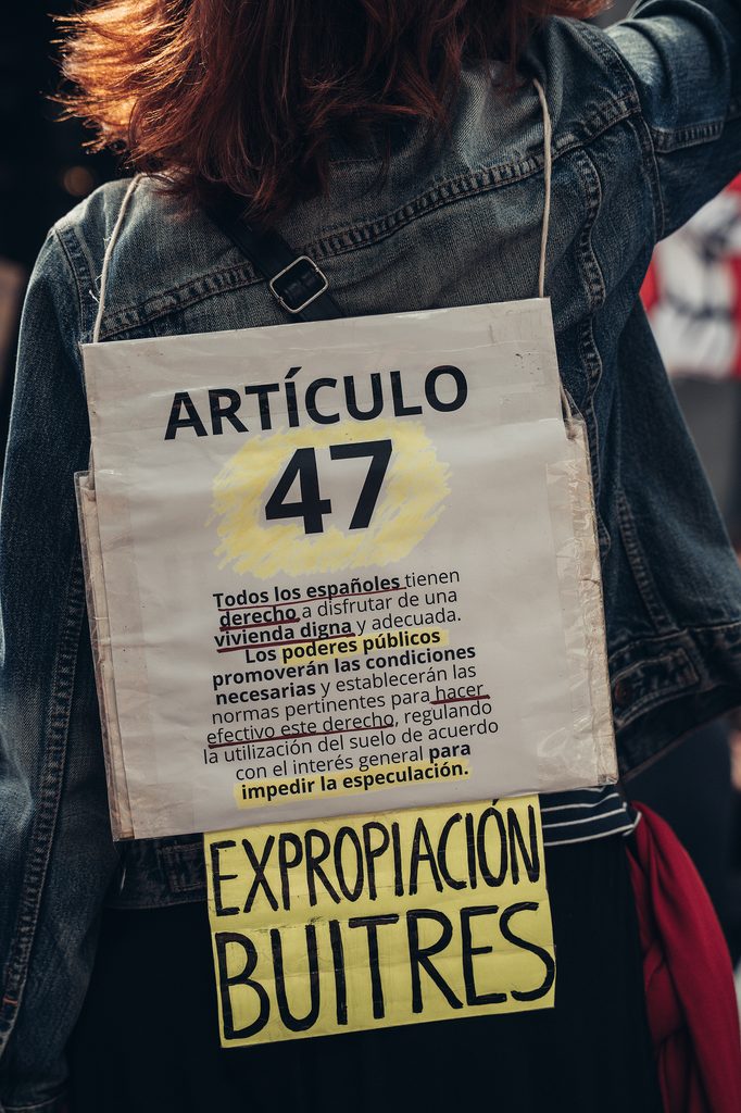 Manifestación por la vivienda frente al Congreso de los Diputados en Madrid