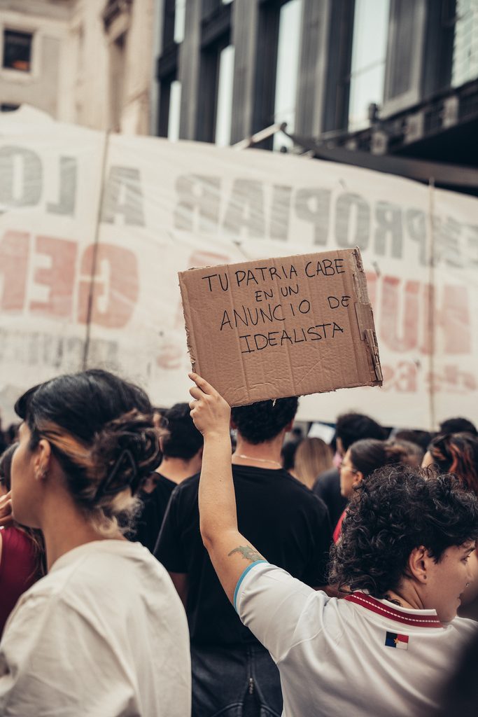 Manifestantes durante la protesta por la vivienda en Madrid del 2 de octubre de 2026