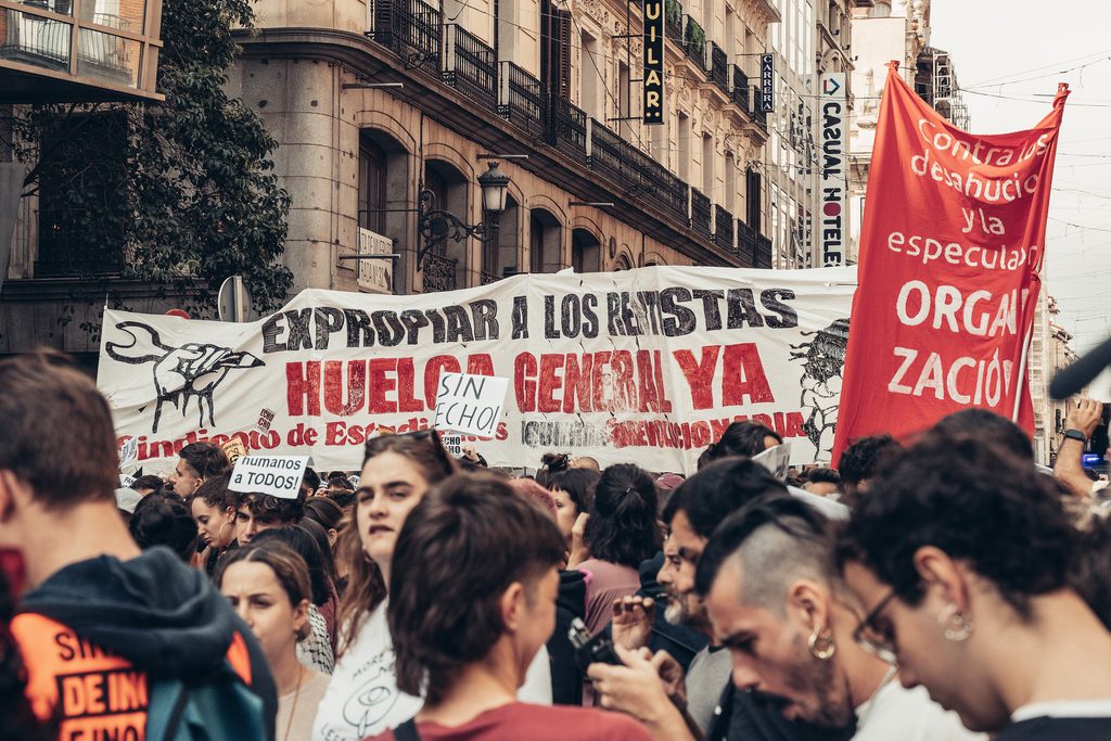 Manifestación por la vivienda frente al Congreso de los Diputados en Madrid